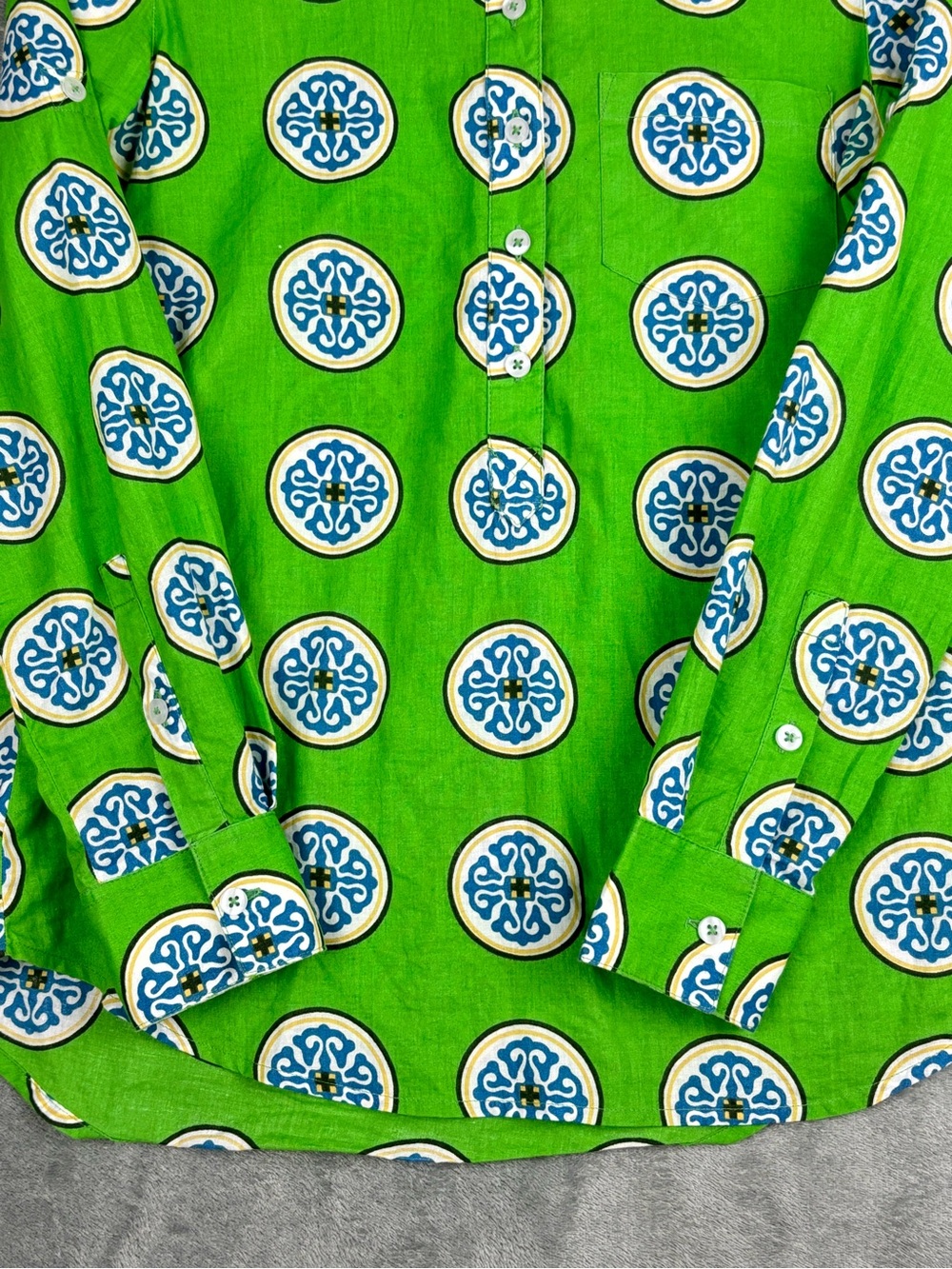 Tizzie Dizzy Lizzie Shirt Womens XS Green Medallion Henley Popover Roll Tab - Picture 9 of 13